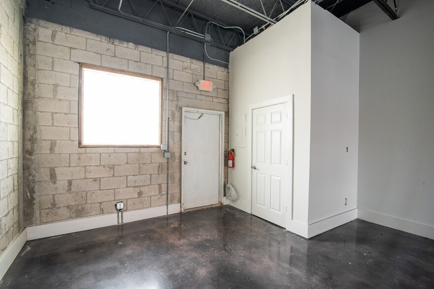 More Photos Of 3325-3327 NE 32nd St, Fort Lauderdale Storefront Retail Office For Lease