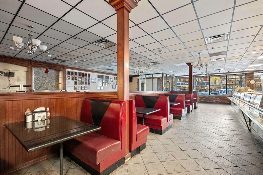 More Photos Of 402-406 Main St, Wakefield Restaurant For Lease