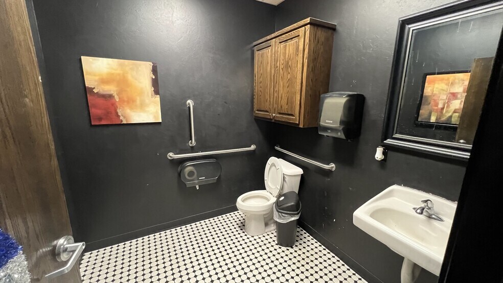 More Photos Of 1107 NW 32nd St, Newcastle Restaurant For Sale