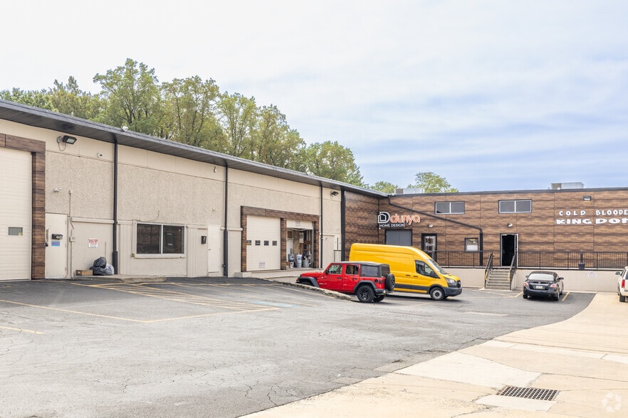 More Photos Of 2840 Pine Rd, Huntingdon Valley Showroom For Lease