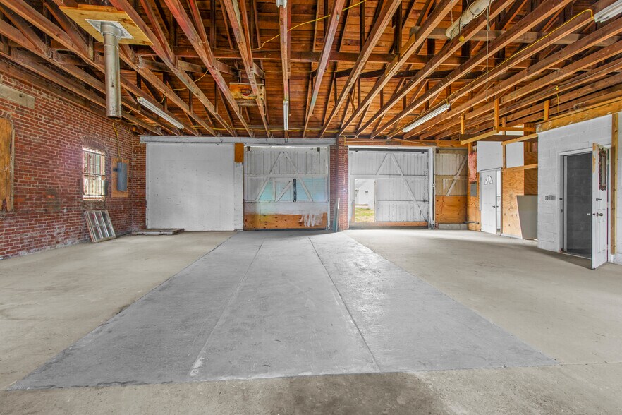 More Photos Of 470 N 4th St, Aurora Freestanding For Sale