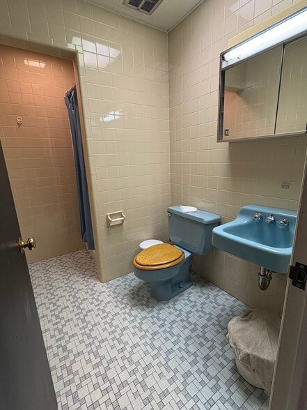 More Photos Of 141 Main St, South River Office For Sale