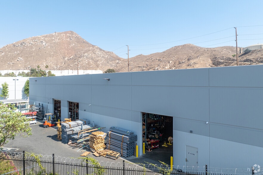 More Photos Of 975 Marlborough Ave, Riverside Showroom For Lease