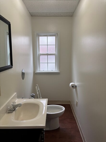 More Photos Of 8505 Delmar Blvd, University City Office For Lease