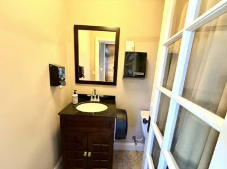 More Photos Of 206 W Elm St, Ozark Office For Sale