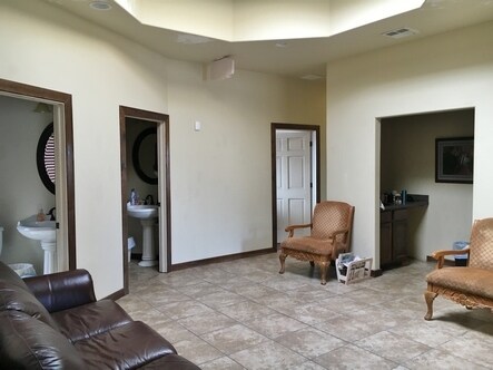 More Photos Of 1138 N Robinson Ave, Oklahoma City Office For Lease