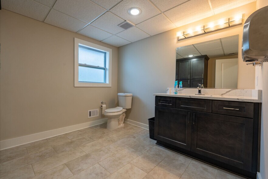 More Photos Of 608 Mauldin Dr, Woodstock Office For Lease