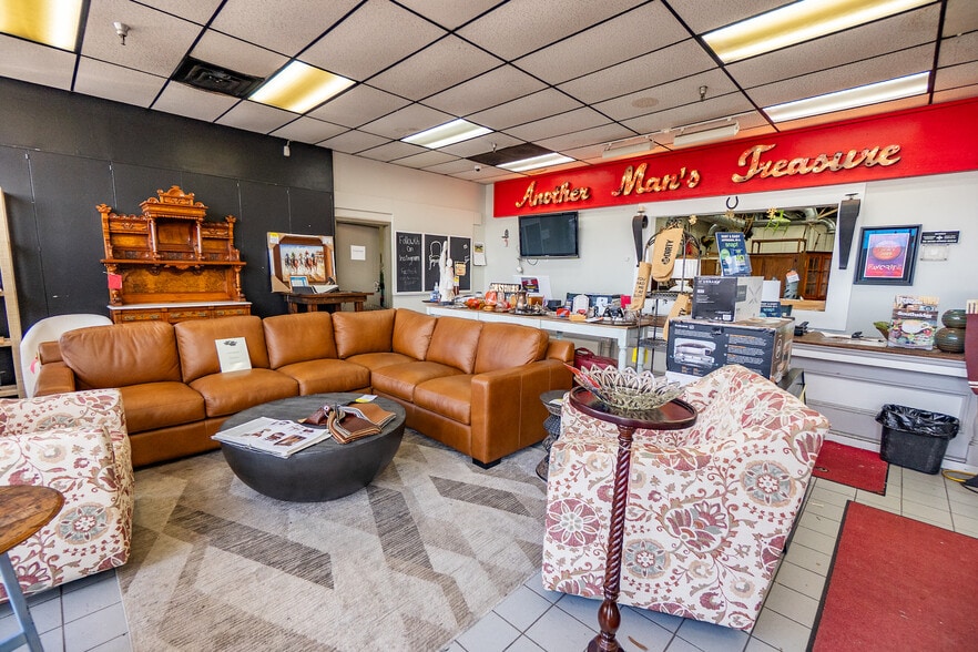 More Photos Of 2550 Regency Rd, Lexington Showroom For Lease