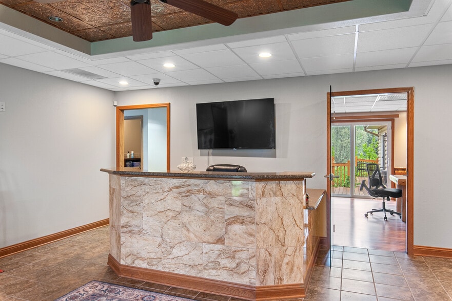 More Photos Of N48W14336 Hampton Rd, Menomonee Falls Office For Sale