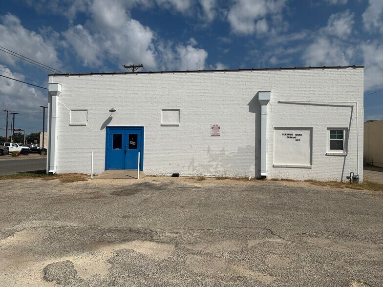 More Photos Of 401 Main St, Kerrville General Retail For Sale