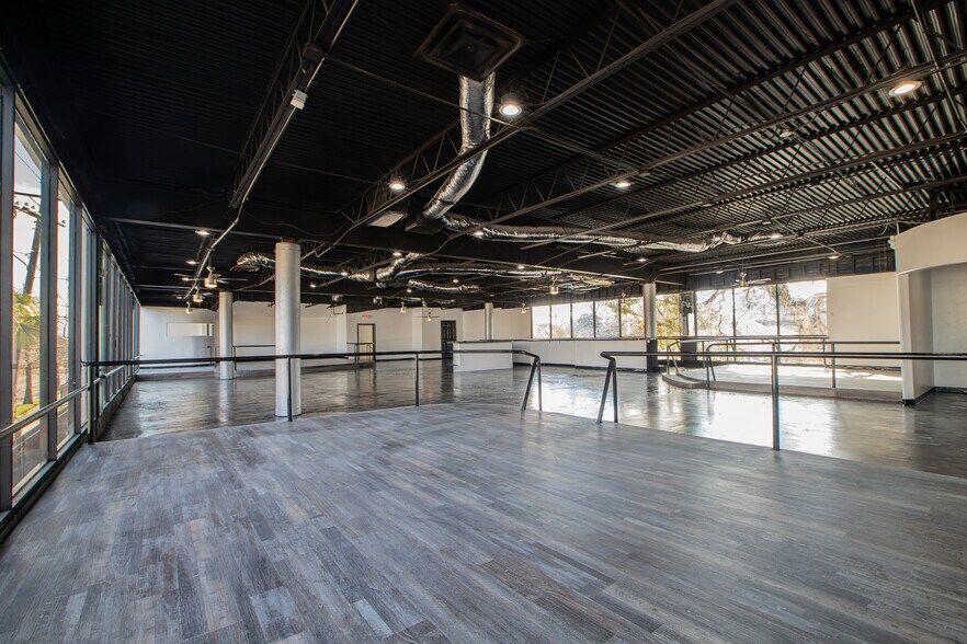 More Photos Of 802 Crosstimbers, Houston General Retail For Sale