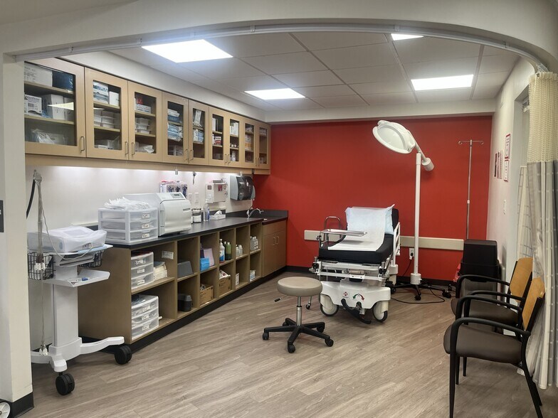 More Photos Of 2241 66th St N, Saint Petersburg Coworking Space