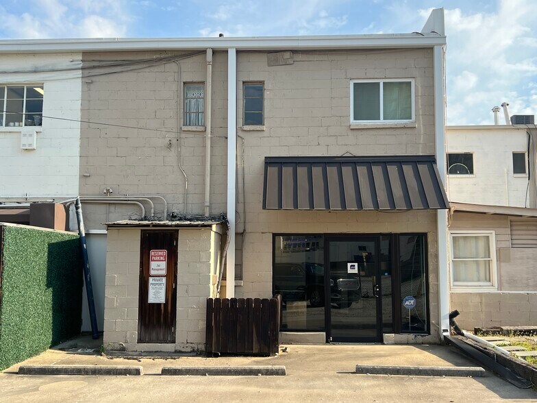 More Photos Of 24 E Andrews Dr NW, Atlanta Storefront For Lease
