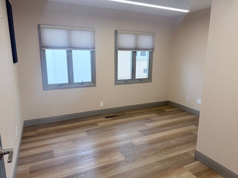 More Photos Of 700 N River Dr, Kankakee Office For Sale