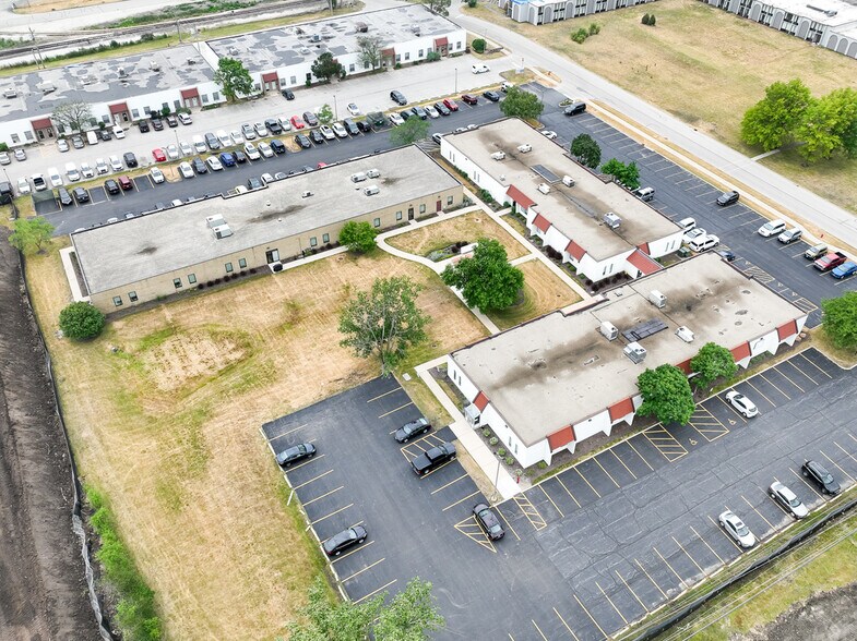 More Photos Of 355 Smoke Tree Plaza Dr, North Aurora Office For Lease