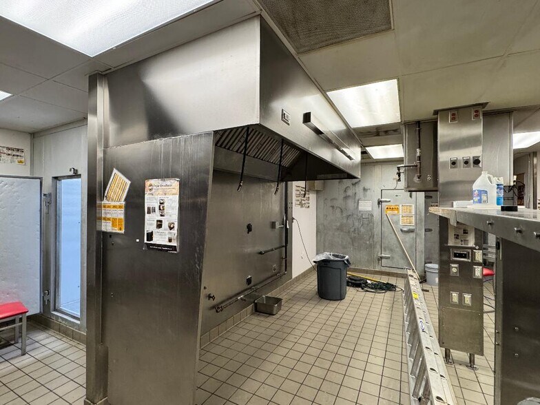 More Photos Of 227 E McGalliard Rd, Muncie Fast Food For Lease