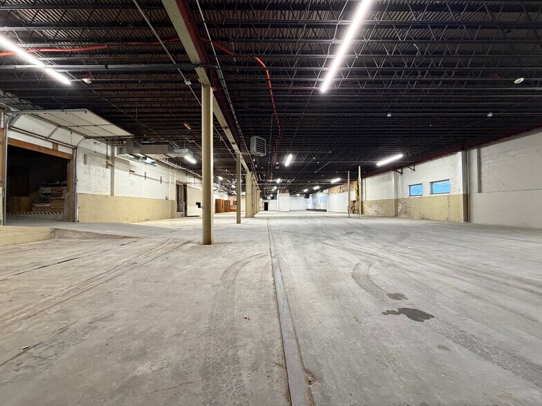 More Photos Of 627 Bay Shore Dr, Oshkosh Office For Lease