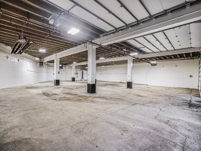 More Photos Of 918 Rickenbach St, Pittsburgh Distribution For Sale