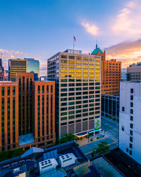 Primary Photo Of 250 E Wisconsin Ave, Milwaukee Office For Lease