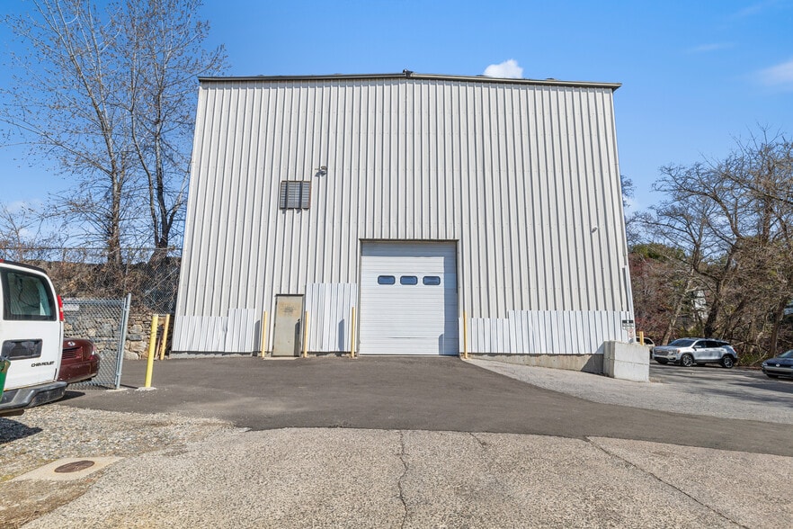 More Photos Of 55 Poplar St, Stamford Light Distribution For Sale