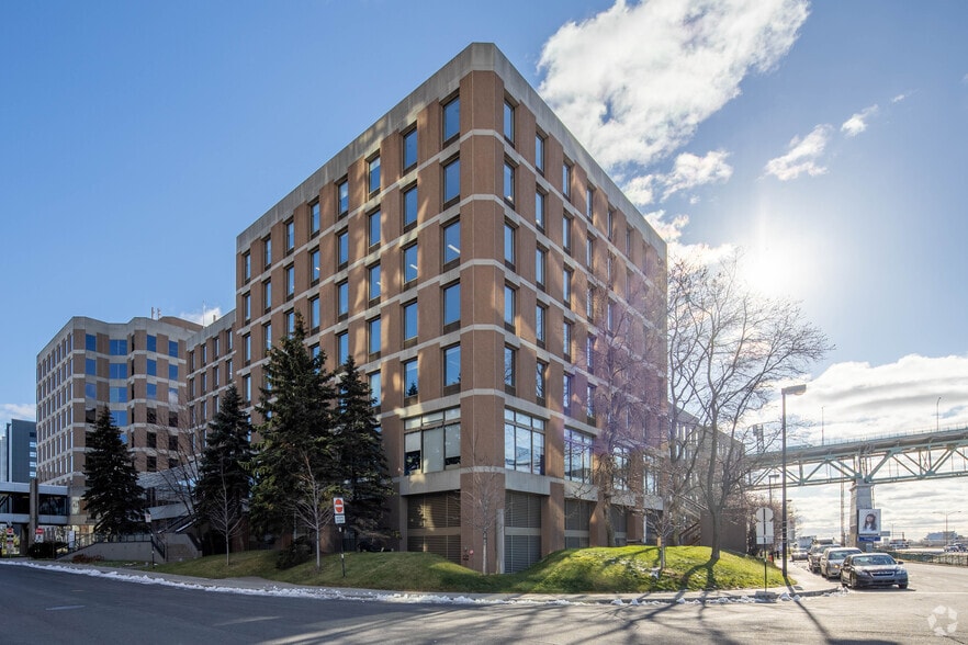 More Photos Of 1010 Rue de Sérigny, Longueuil Unknown For Lease