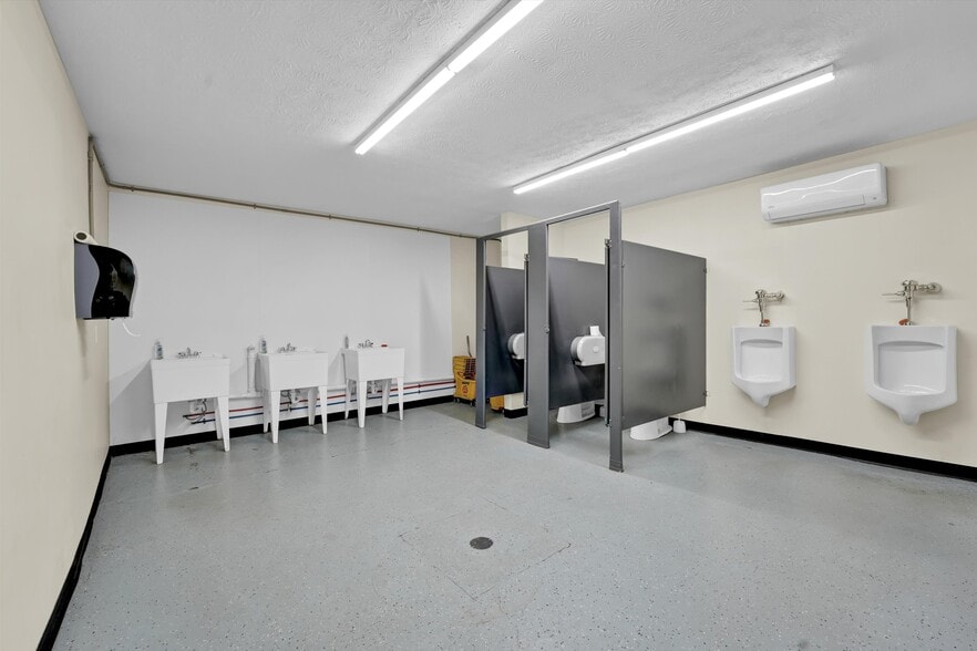 More Photos Of 100 Meco Ln, Oak Ridge Warehouse For Lease