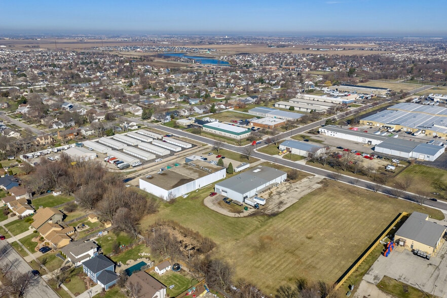 More Photos Of 1005 Geneva St, Shorewood Warehouse For Lease