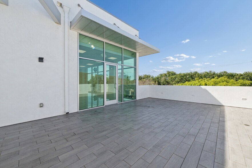 More Photos Of 11259 Washington Blvd, Culver City Office For Sale