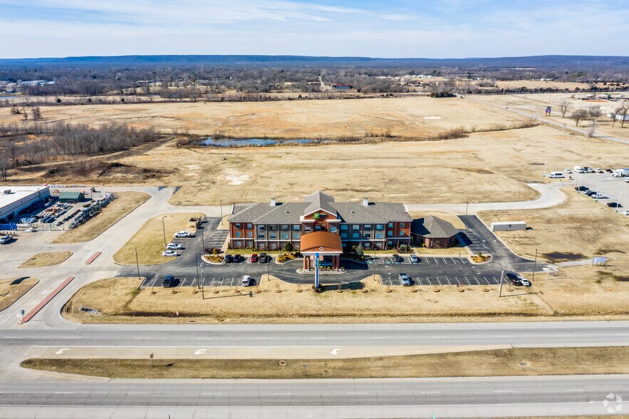 More Photos Of 2780 N Wood Dr, Okmulgee Hotel For Sale