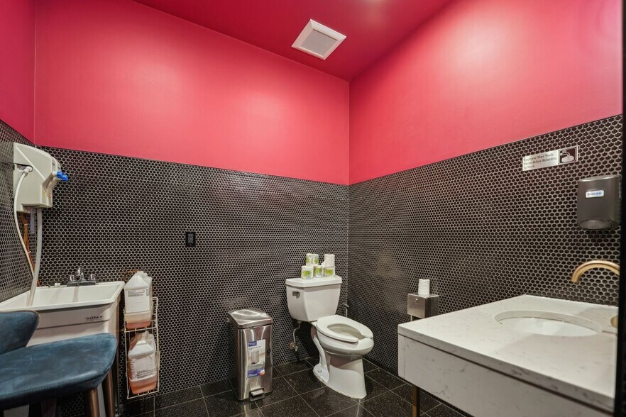 More Photos Of 400 Bergen Blvd, Palisades Park General Retail For Lease