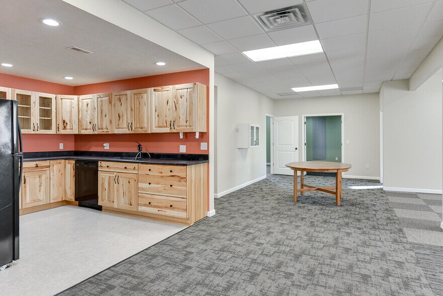 More Photos Of 250 Broad St, Greenwood Showroom For Sale