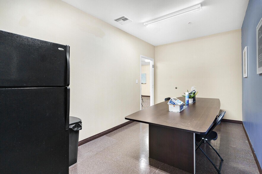 More Photos Of 1904 Thomas Ave, Leesburg Office For Lease