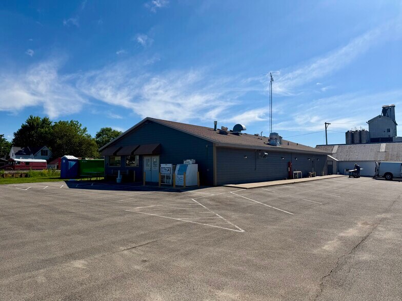 Primary Photo Of 100 E Adams St, Waterman Restaurant For Lease