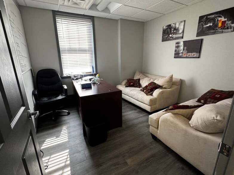 More Photos Of 70 Ridge Rd, Ontario Showroom For Lease