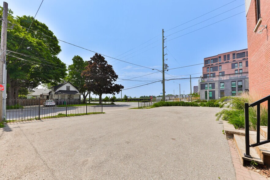 More Photos Of 15 Mississauga Rd S, Mississauga Office For Lease