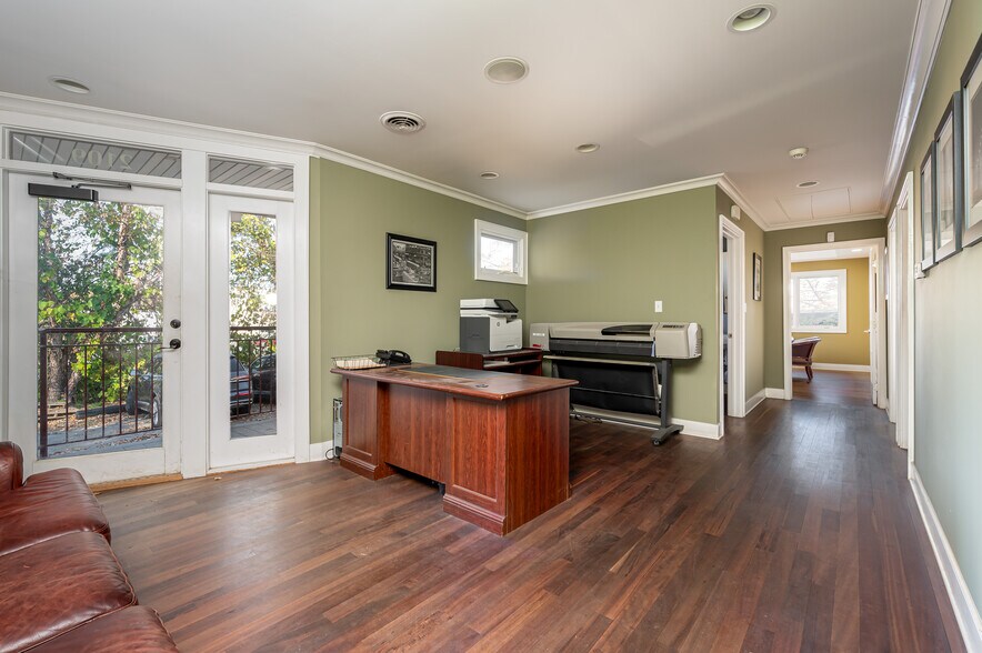 More Photos Of 2109 Forest Dr, Annapolis Showroom For Lease