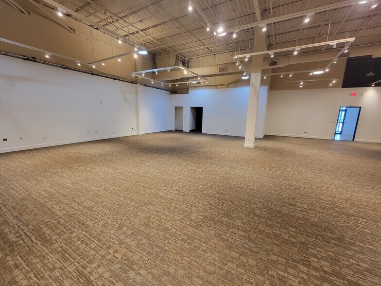 More Photos Of 2101 W 41st St, Sioux Falls General Retail For Lease