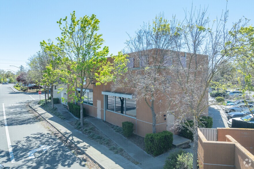 More Photos Of 725 Riverpoint Ct, West Sacramento Freestanding For Lease