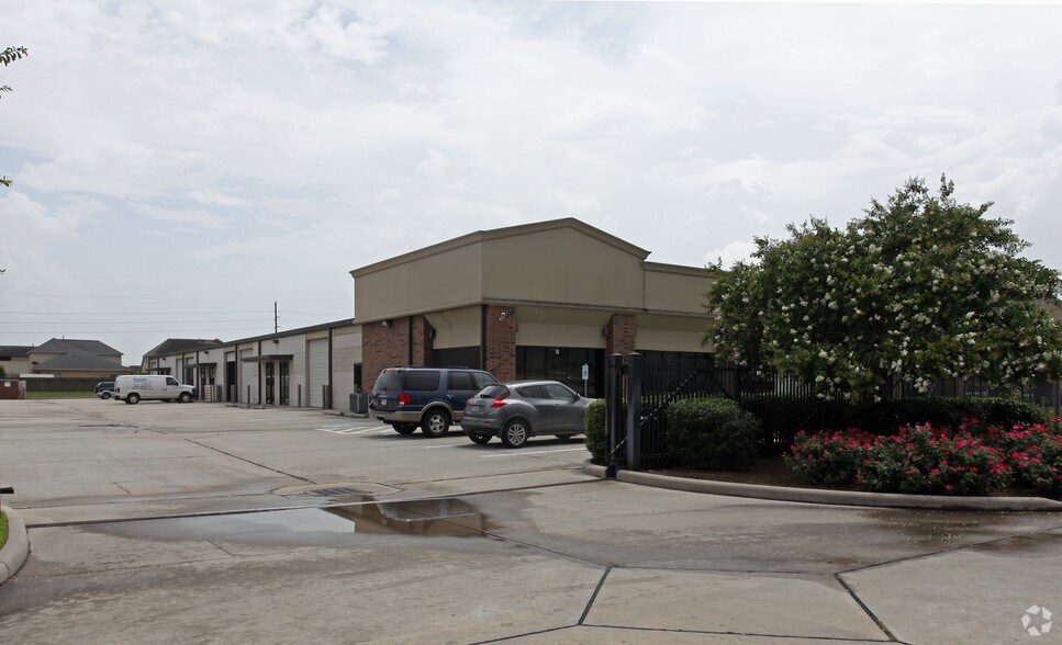 More Photos Of 6711 N Sam Houston Pky W, Houston Warehouse For Lease