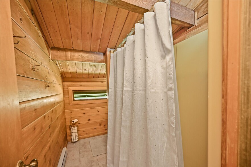 More Photos Of 1335 S Kio St, Watkins Veterinarian Kennel For Sale