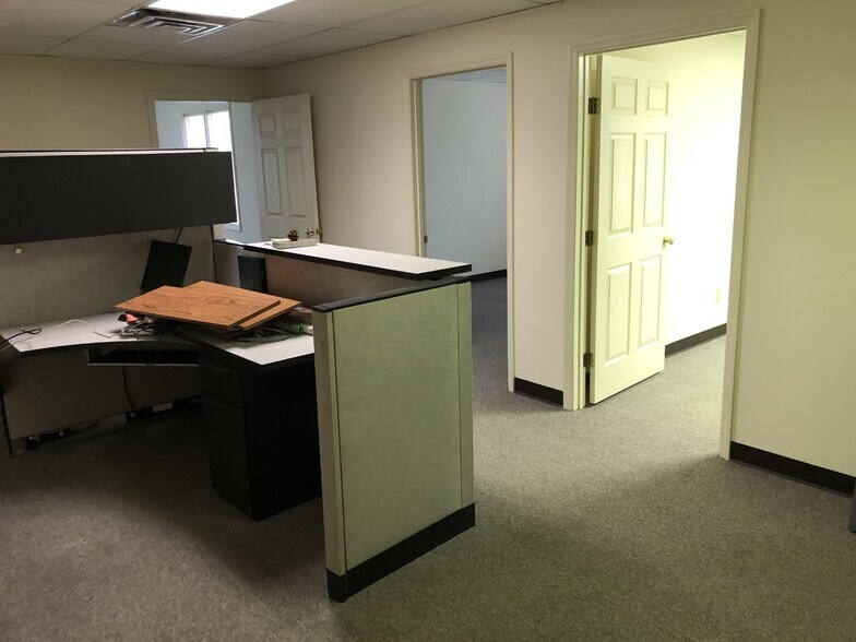 More Photos Of 3532 Irwin Simpson Rd, Mason Office Residential For Lease