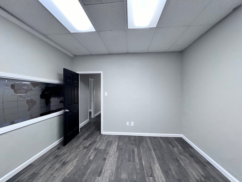 More Photos Of 1702 S State Highway 121, Lewisville Self Storage For Lease