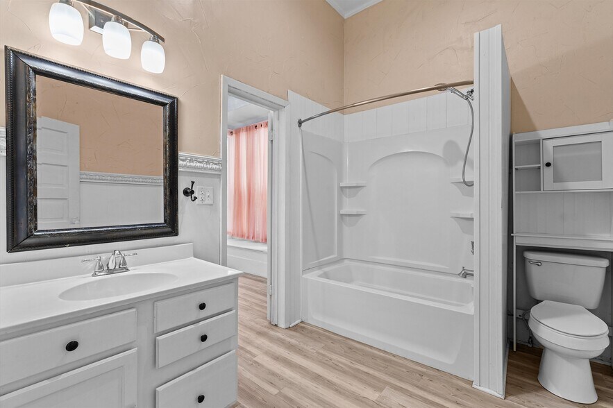 More Photos Of 605 E Broadway St, Jefferson General Retail For Sale