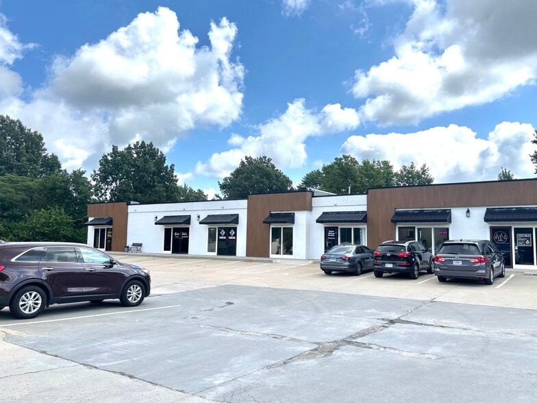 More Photos Of 11109-11129 N Oak Tfwy, Kansas City Storefront Retail Office For Lease