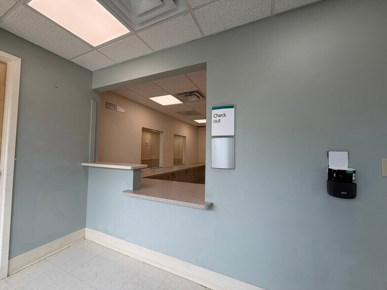More Photos Of 813 Warren St, Hudson Medical For Lease