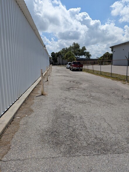 More Photos Of 2200 51st St, Sarasota Warehouse For Lease