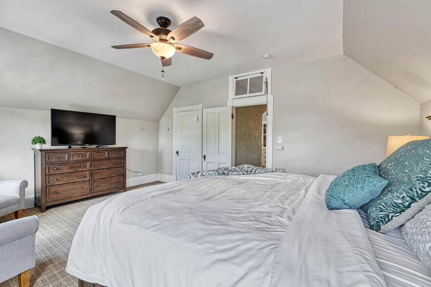 More Photos Of 6 Boulder Crescent St, Colorado Springs Hotel For Sale