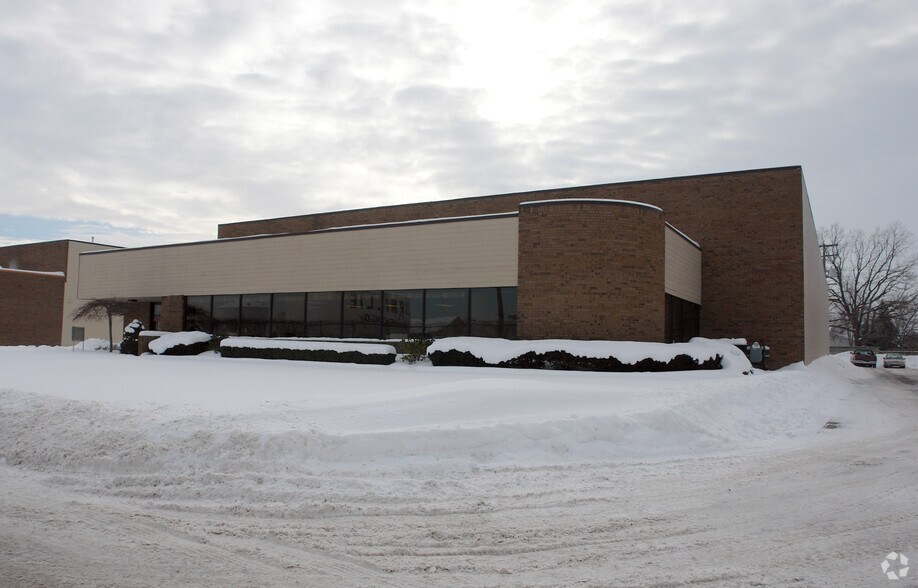 More Photos Of 20220 Cornillie Dr, Roseville Warehouse For Lease