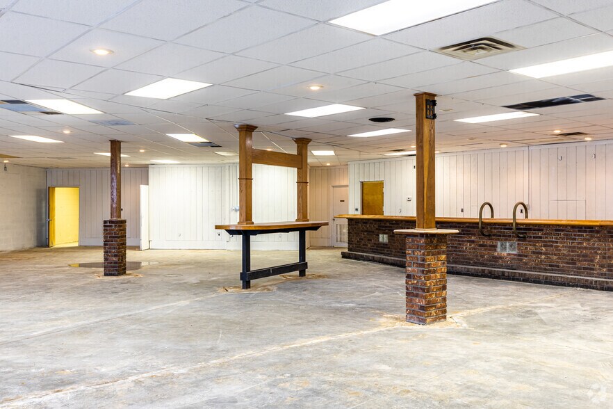 More Photos Of 2007-2061 N Commercial St, Harrisonville Unknown For Lease