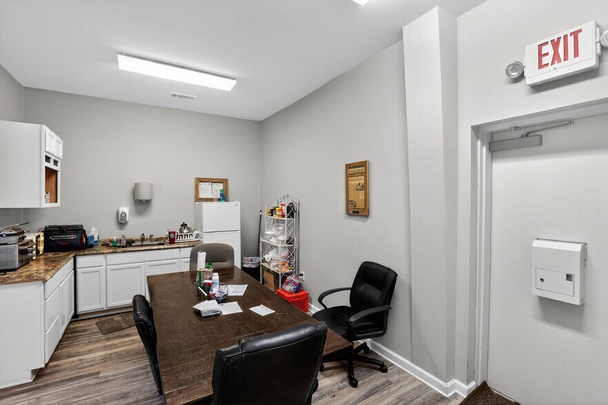 More Photos Of 15590 Florida Blvd, Baton Rouge Showroom For Sale